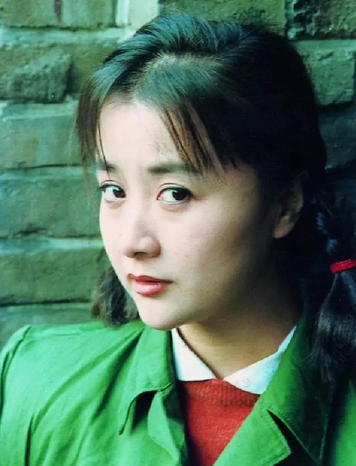 他是著名导演,妻子是演员,恩爱到老生一个漂亮女儿,幸福惹人羡