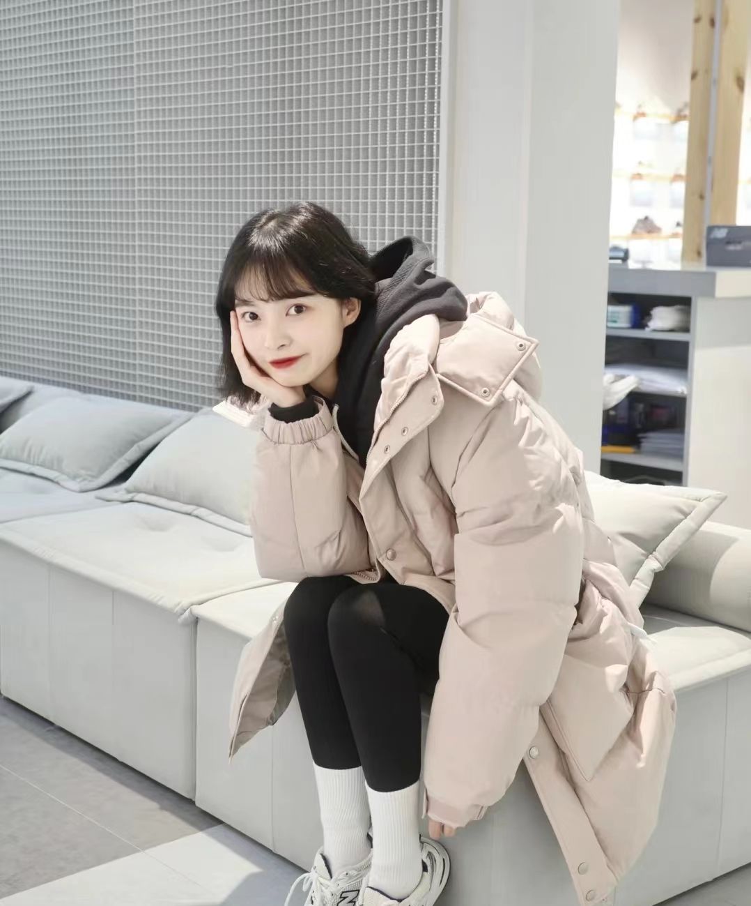 羽绒服毛衣内搭什么好穿,羽绒服敞开穿露出内搭更显层次感