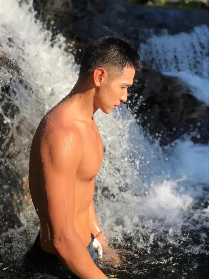 高颜值腹肌小狼狗照片,腹肌小狼狗照片帅气露脸