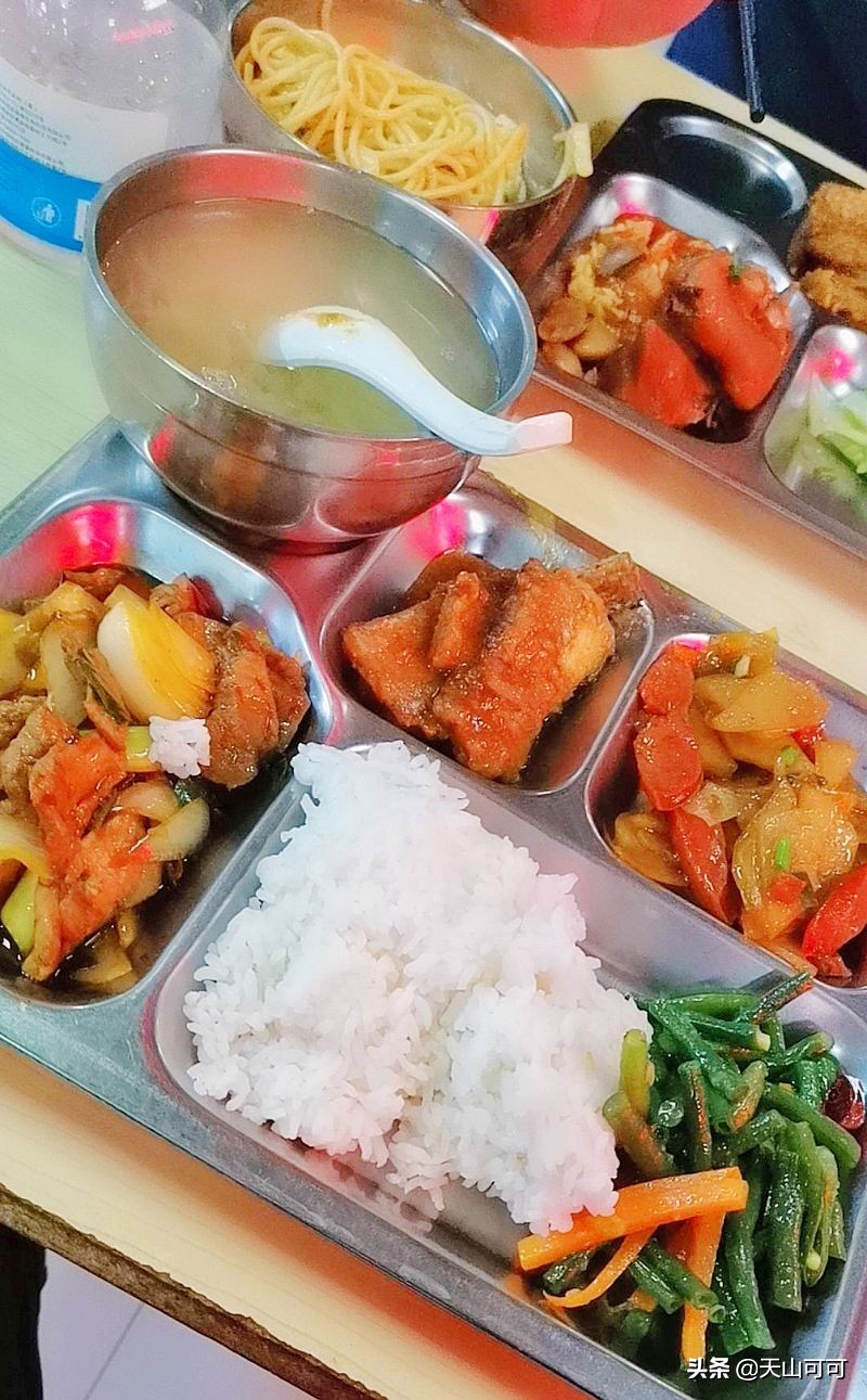 食堂大锅菜经典香酥小黄鱼,带你看看食堂中午吃什么