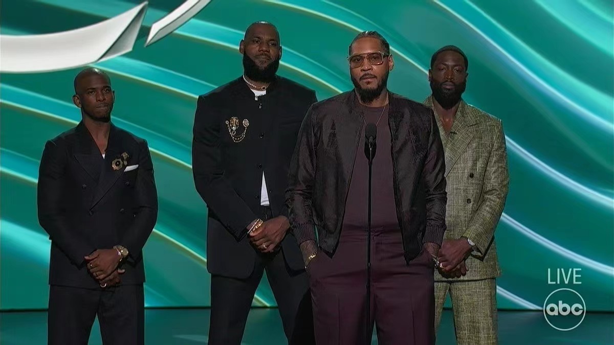 大佬!香蕉船兄弟ESPY颁奖重聚,安东尼致辞詹皇韦德保罗站着如喽啰