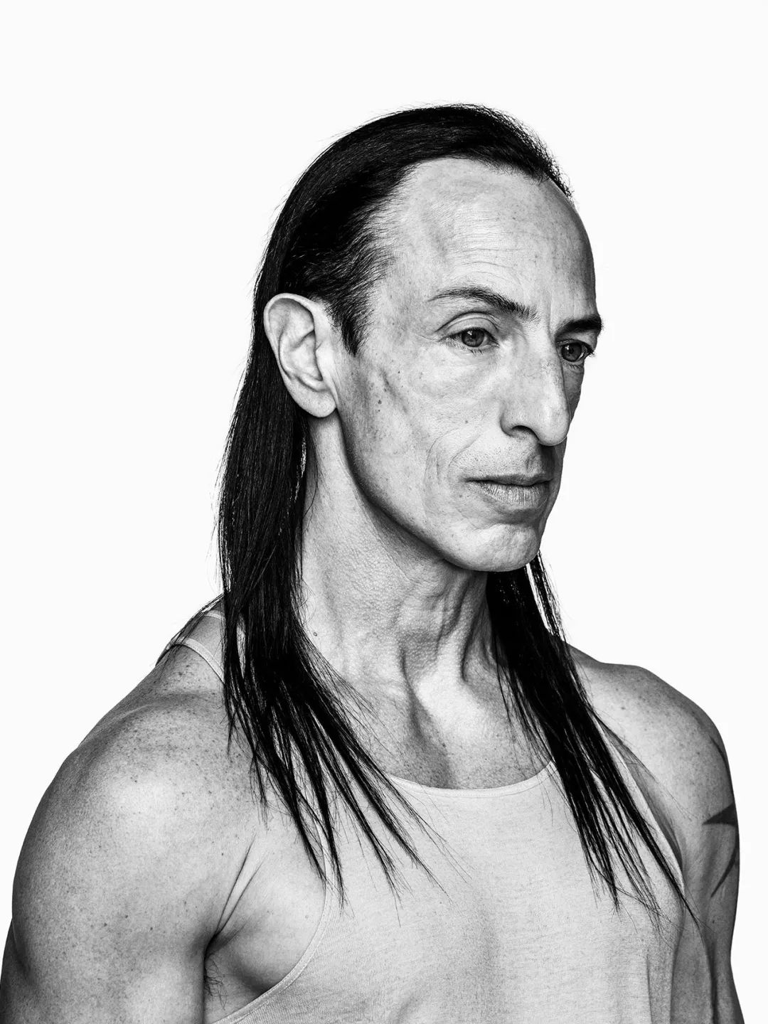 他被称时尚圈暗黑之王！神作爆红15年，侃爷以收藏他的桌子为傲？