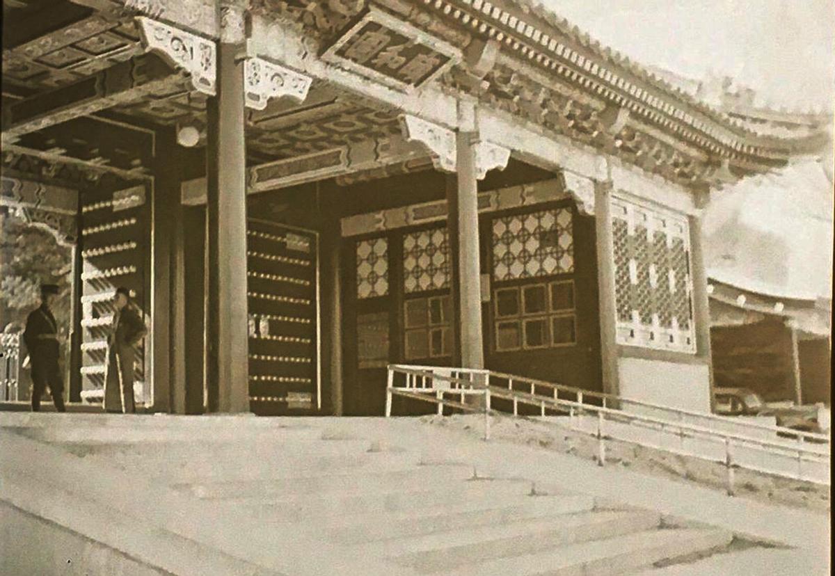 清未老照片：贵族奶娘哺乳小少爷，*女妓**在洋人怀里衣衫不整