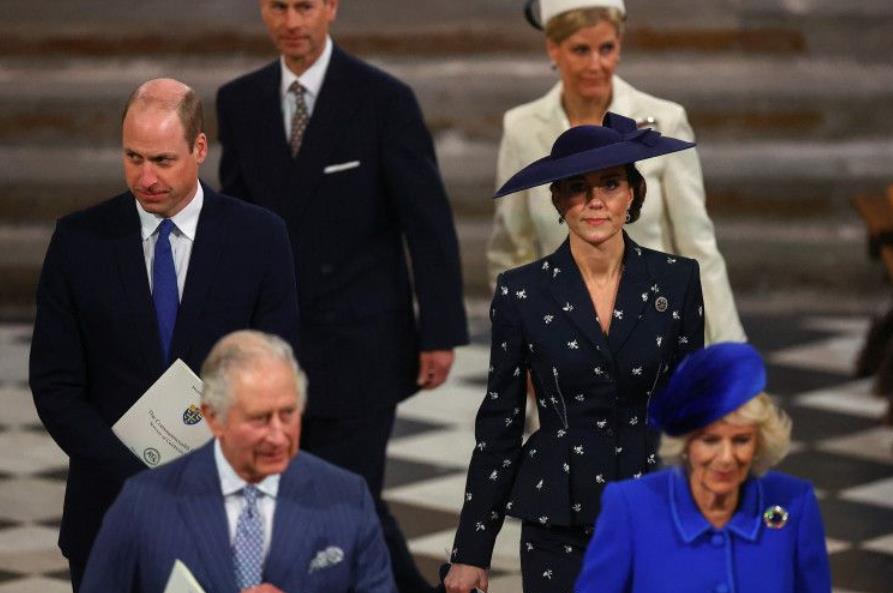 王室屈膝礼凯特卡米拉,英王室为什么不接受卡米拉