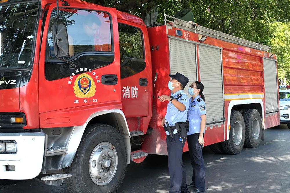 致敬重庆高温下的坚守者,致敬交警烈日下的坚守
