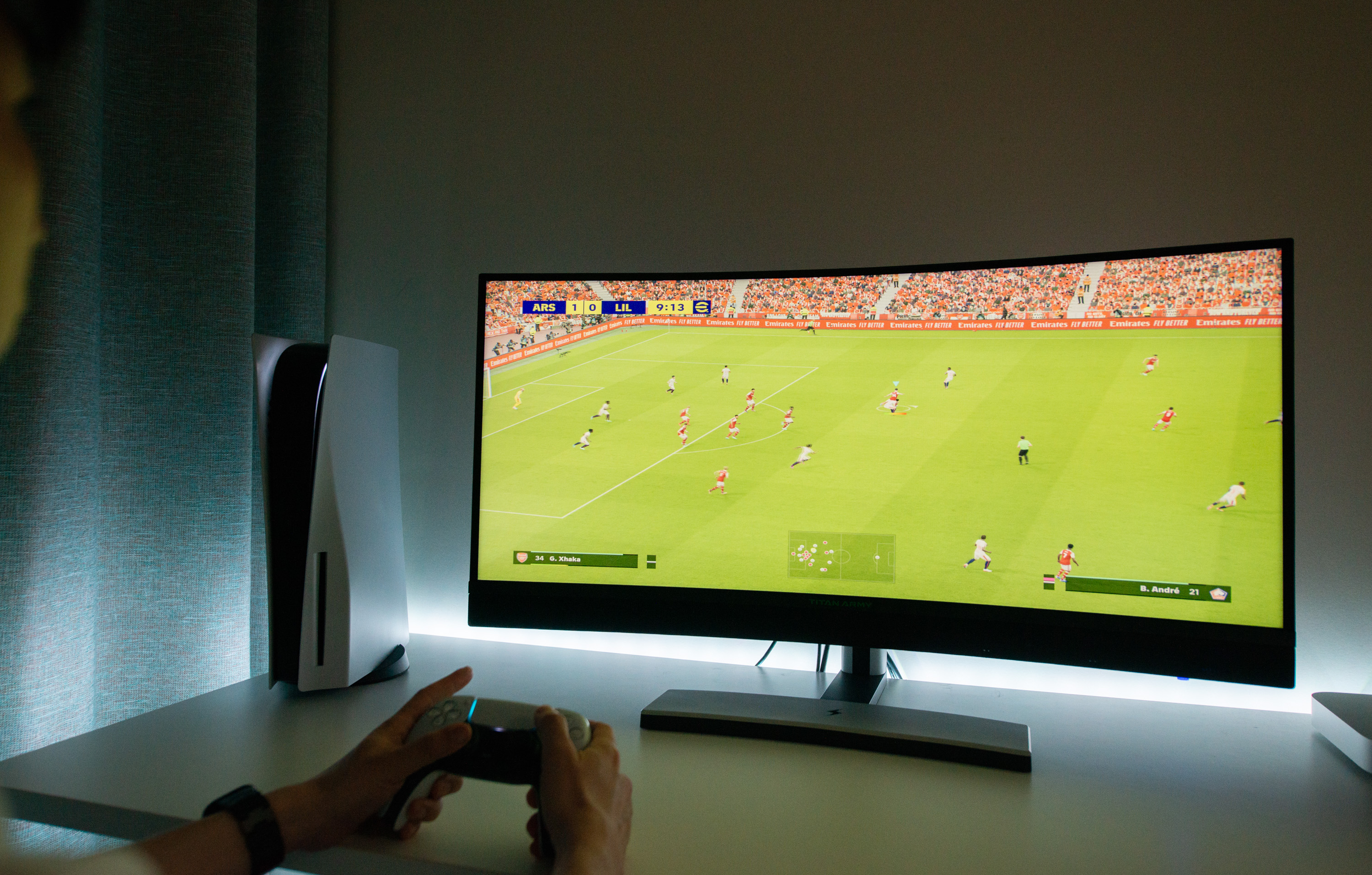 带扬声器和麦克风的显示器,带喇叭和麦克风的显示器