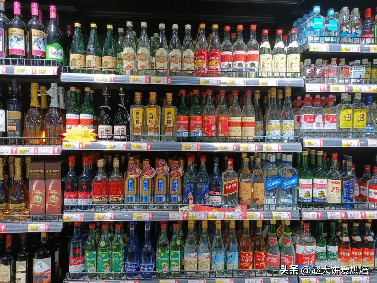 喝酒时酒杯里有白色的东西,酒瓶上有勾兑酒吗