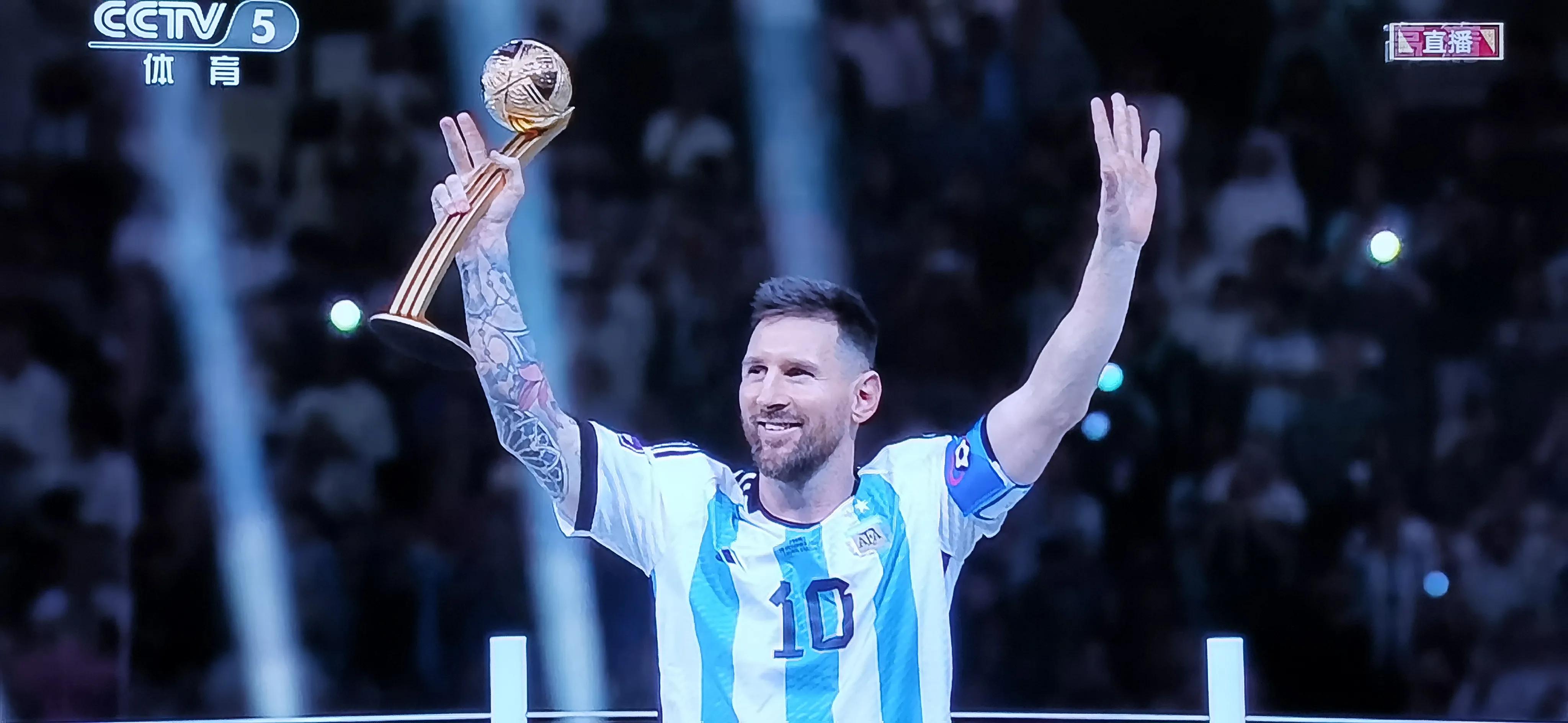 阿根廷夺冠梅西捧起大力神杯,阿根廷三夺世界杯冠军