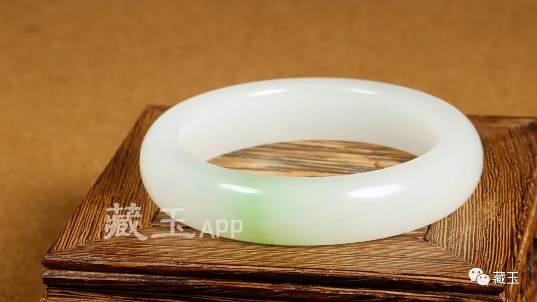 价值10万玉手镯只卖500元,1000块钱的和田玉手镯是不是真货