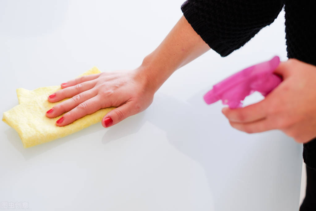 冰箱太脏了怎么洗才干净,冰箱脏了用什么来擦最快方法