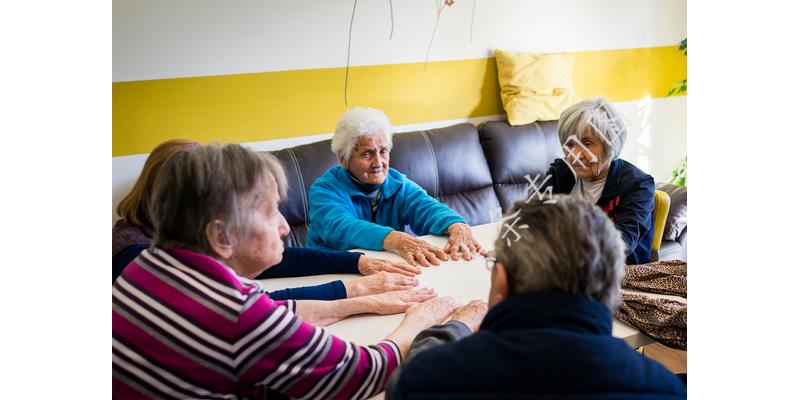 离婚十年，60岁的她拎一包东西上门：东西收下，我照顾你有仨条件