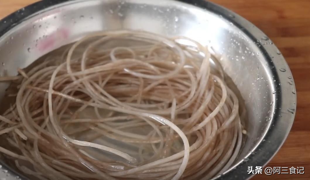 如何把酸辣粉做出特别好吃,学做自制酸辣粉