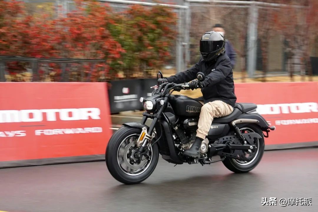 广州qjmotor赛350实车评测,qjmotor350圆灯版骑行感受