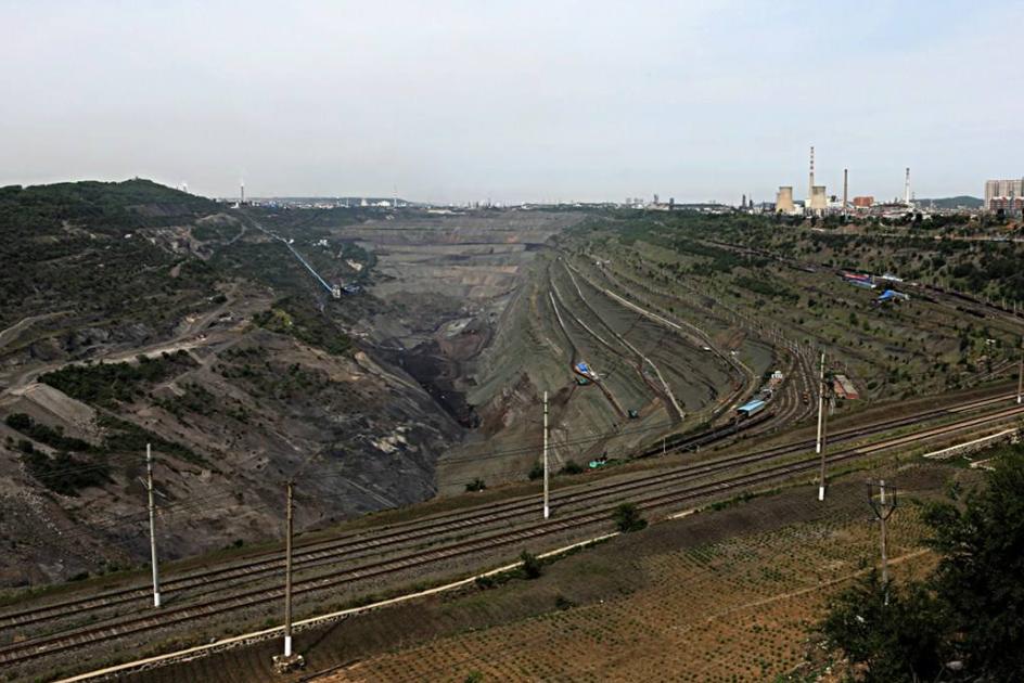 中国现开采最大煤矿,中国最深的露天煤矿深坑