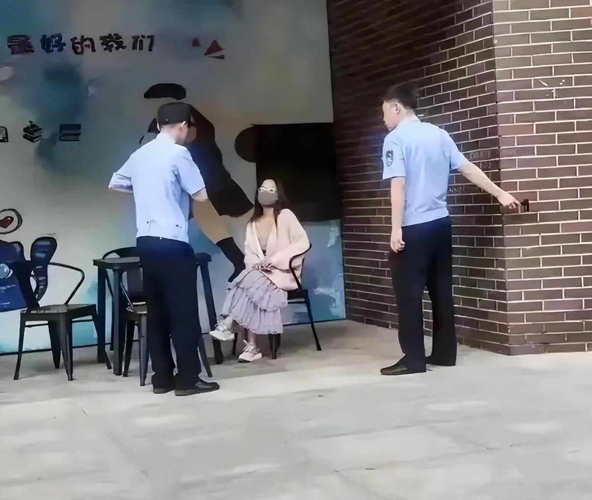 不满邻桌*辱侮**猫咪，天津大学女生往男生头上扣菜，偶像剧看多了吧