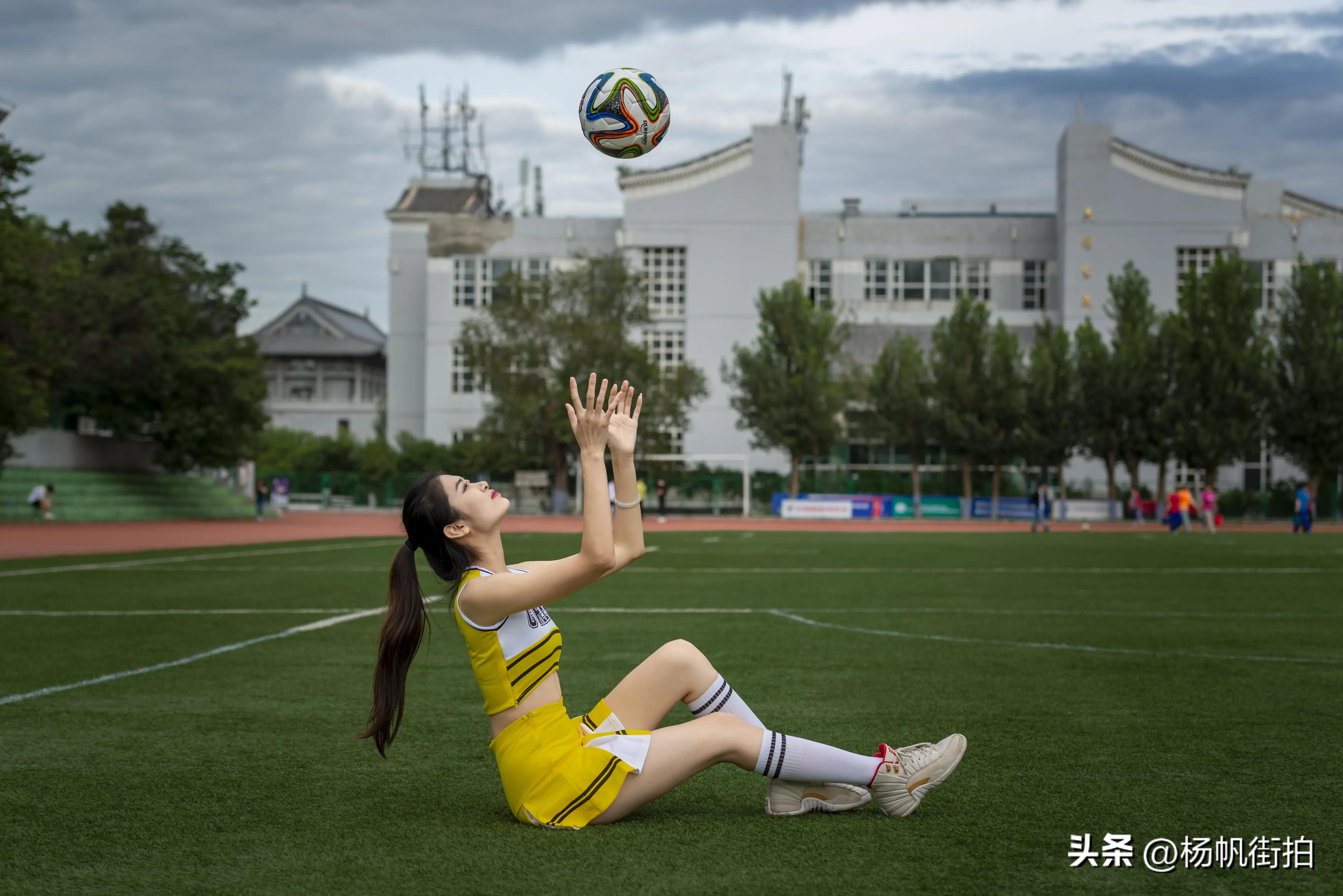 看世界杯拍照女生,世界杯看球赛美女