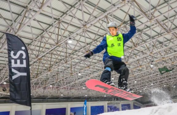 冬奥点燃冰雪热滑雪场迎客流高峰,冬奥点燃冰雪激情