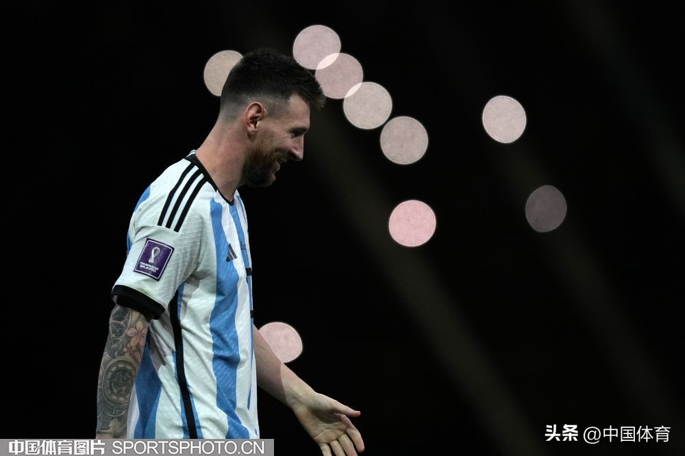 卡塔尔世界杯阿根廷捧起大力神杯,卡塔尔世界杯阿根廷大力神杯