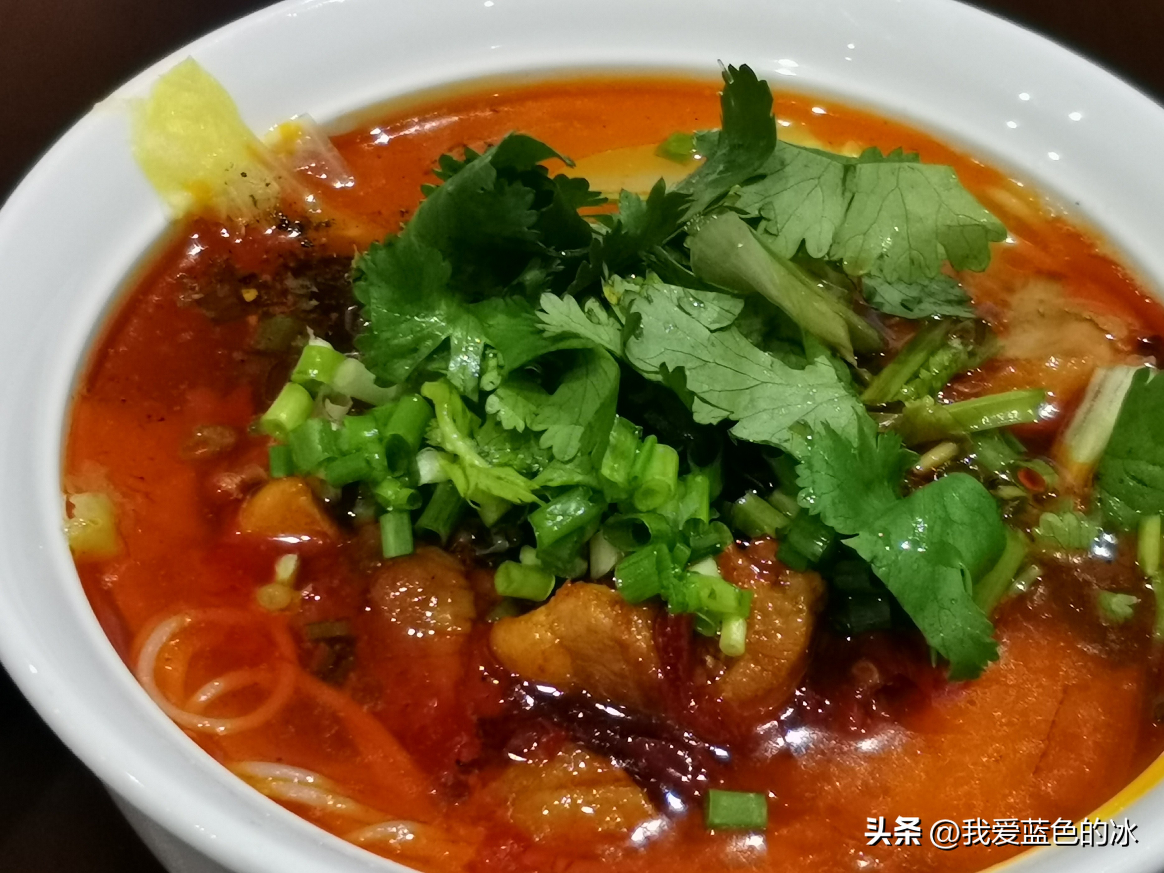 在遵义的第二天早餐，有多少人认识这个罐子里的绿色渣渣是什么？