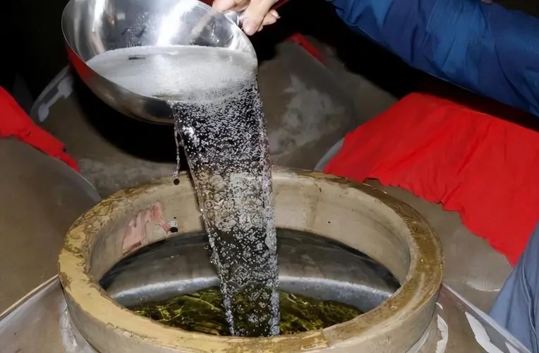 香港回归特制赖茅现在值多少钱,97年香港回归赖茅特制酒2斤多少钱