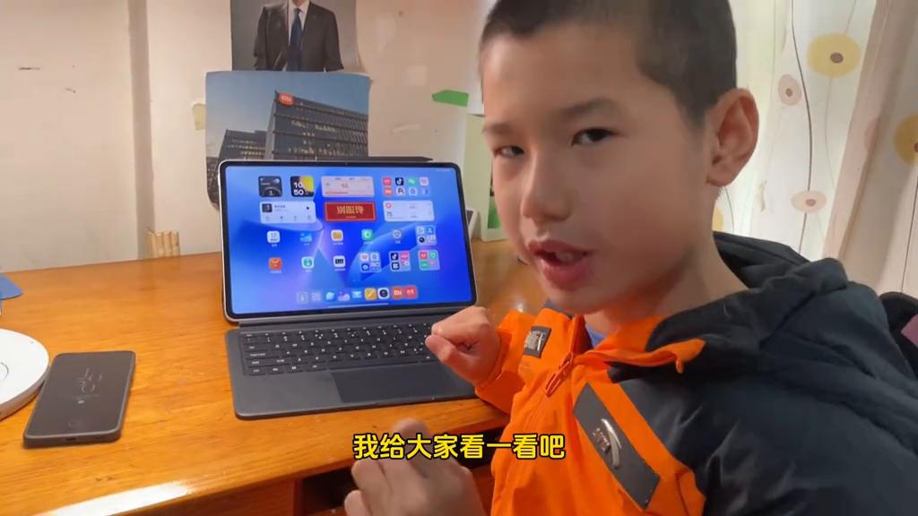 老陈爱刷机：小米澎湃0S系统最新更新的分屏功能，非常好用