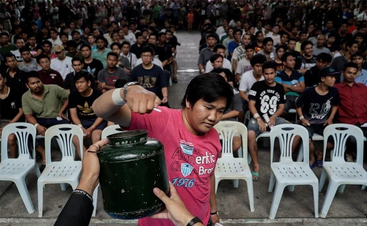 宁做人妖也不愿服兵役，征兵现场吓昏厥，泰国人为何如此抗拒当兵