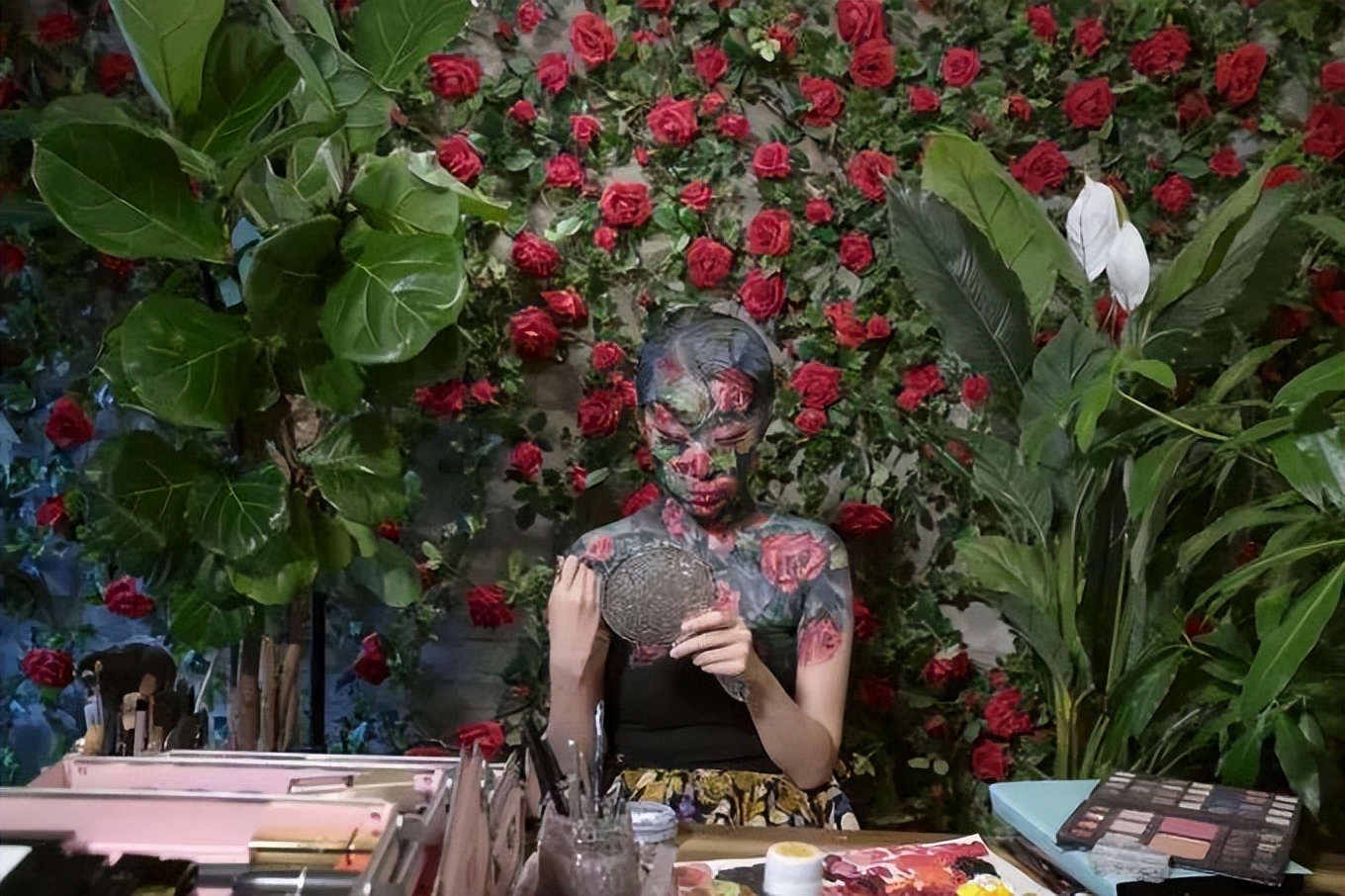 她脱去衣服,在自己皮肤上作画,狂吸63万粉,还能月入百万