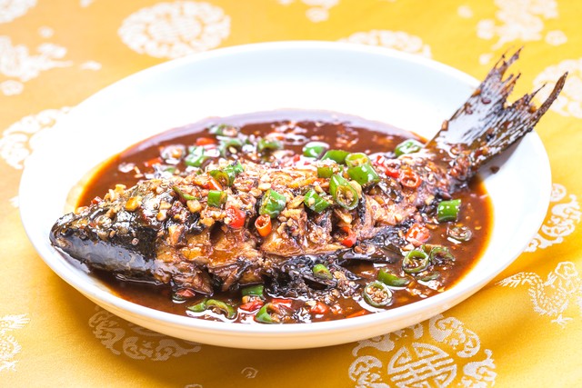 鲈鱼和鲫鱼哪个鱼好吃,鱼类品种大全鲫鱼吃什么