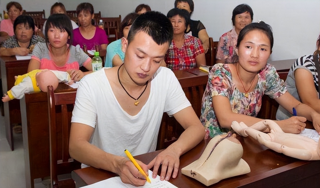 90后小伙成为催乳师,小伙做催乳师月入十万