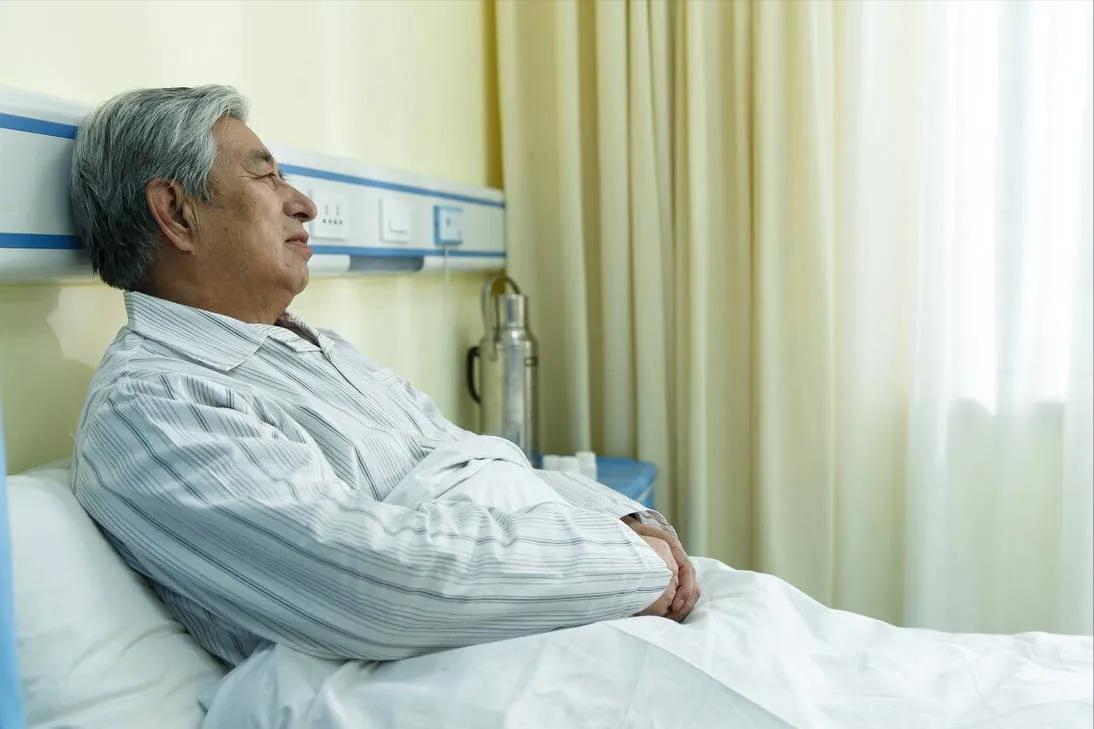 64岁男子每天坚持生吃大蒜抗肿瘤，3个月后健康情况如何？