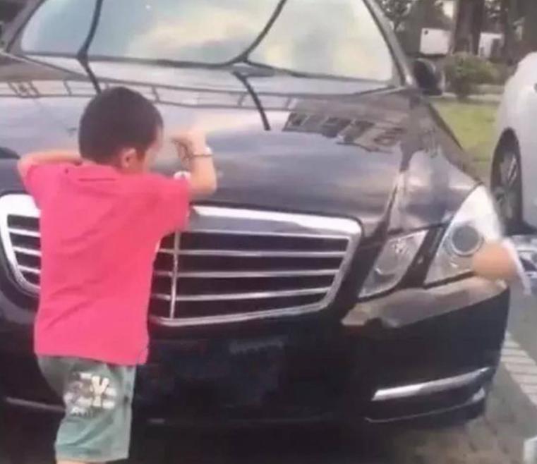 租500万劳斯莱斯去接亲,一大妈讨要红包掰断劳斯莱斯车标