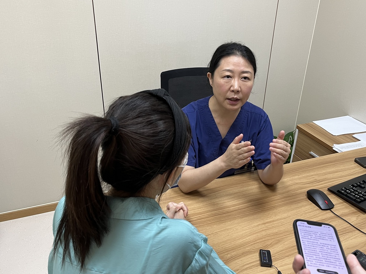 产后胸部干瘪下垂可考虑手术改善,产后7年乳房下垂干瘪怎么挽救