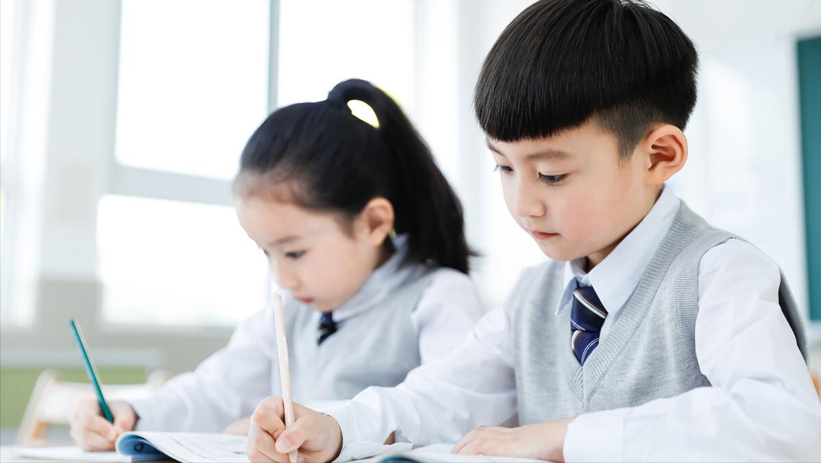 生育成本提升才是不生孩子的核心,专家批判当代年轻人不生孩子