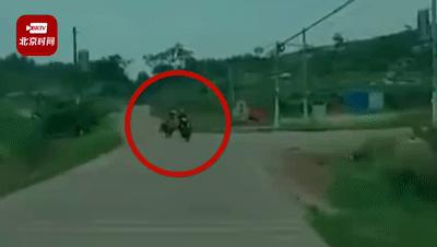 倒在血泊中的男子无人敢扶，撕开了当下社会“冷漠”的遮羞布