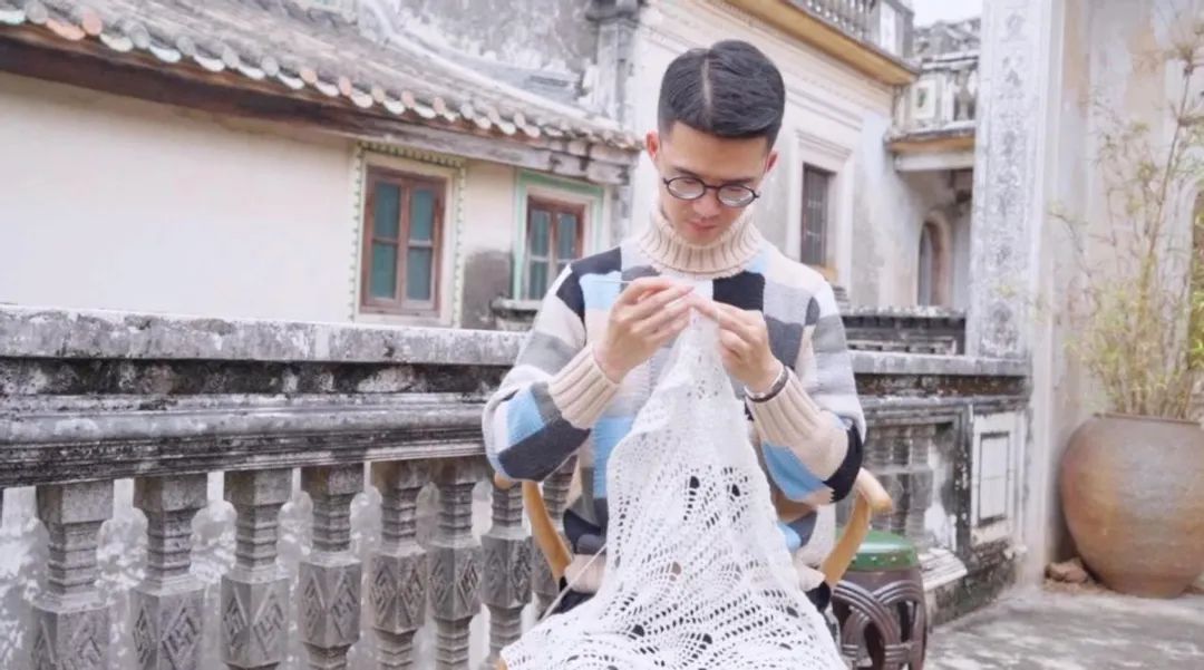 85后小伙辞职回乡织毛衣，年入500万，两登央视，一件毛衣卖8990，有何过人之处？