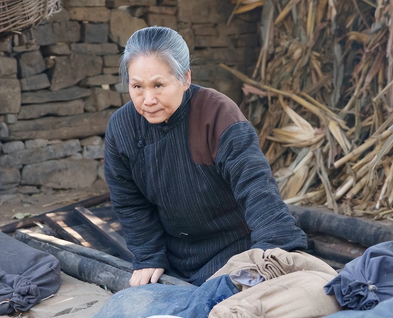 苇青演疯老太太,老太太演员苇青