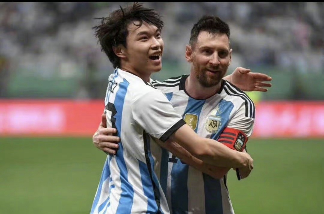 未成年球迷冲进场抱梅西,未成年进球场拥抱梅西