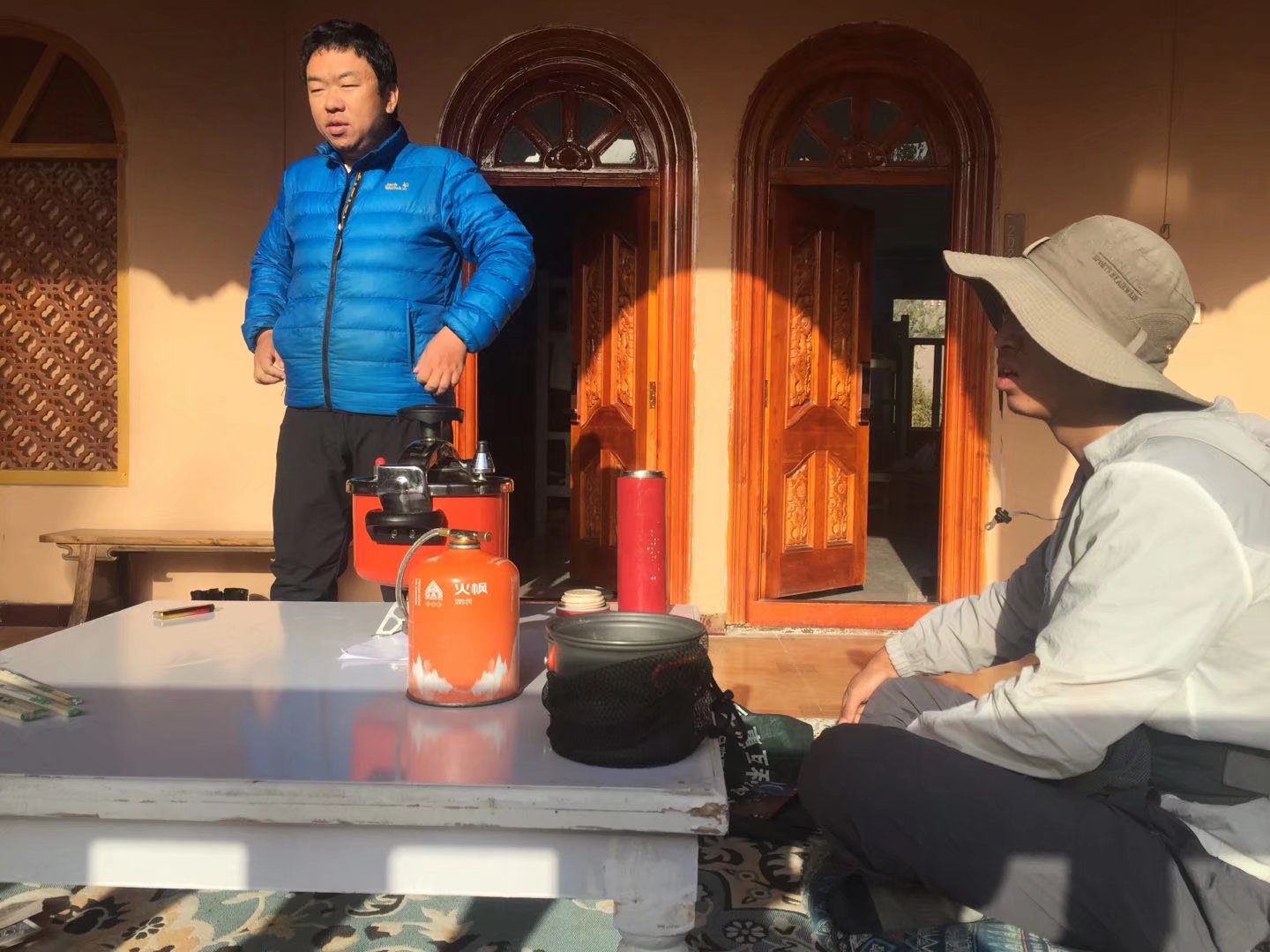 被旅馆老板娘赶，要露宿街头了（85）