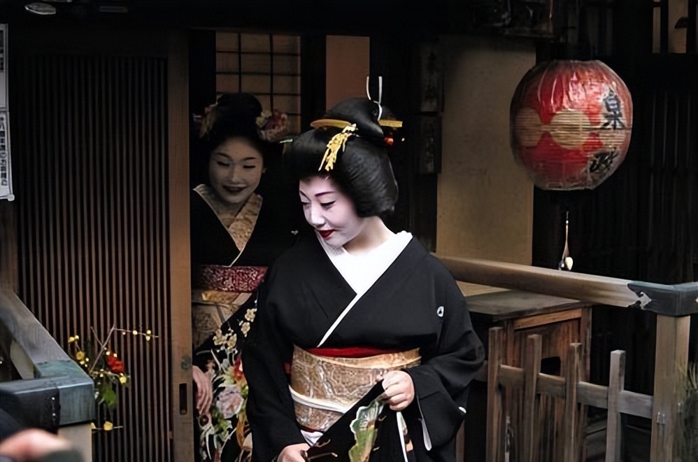 日本洗浴文化:“男女混浴”如果一丝不挂,女性该如何保护隐私!