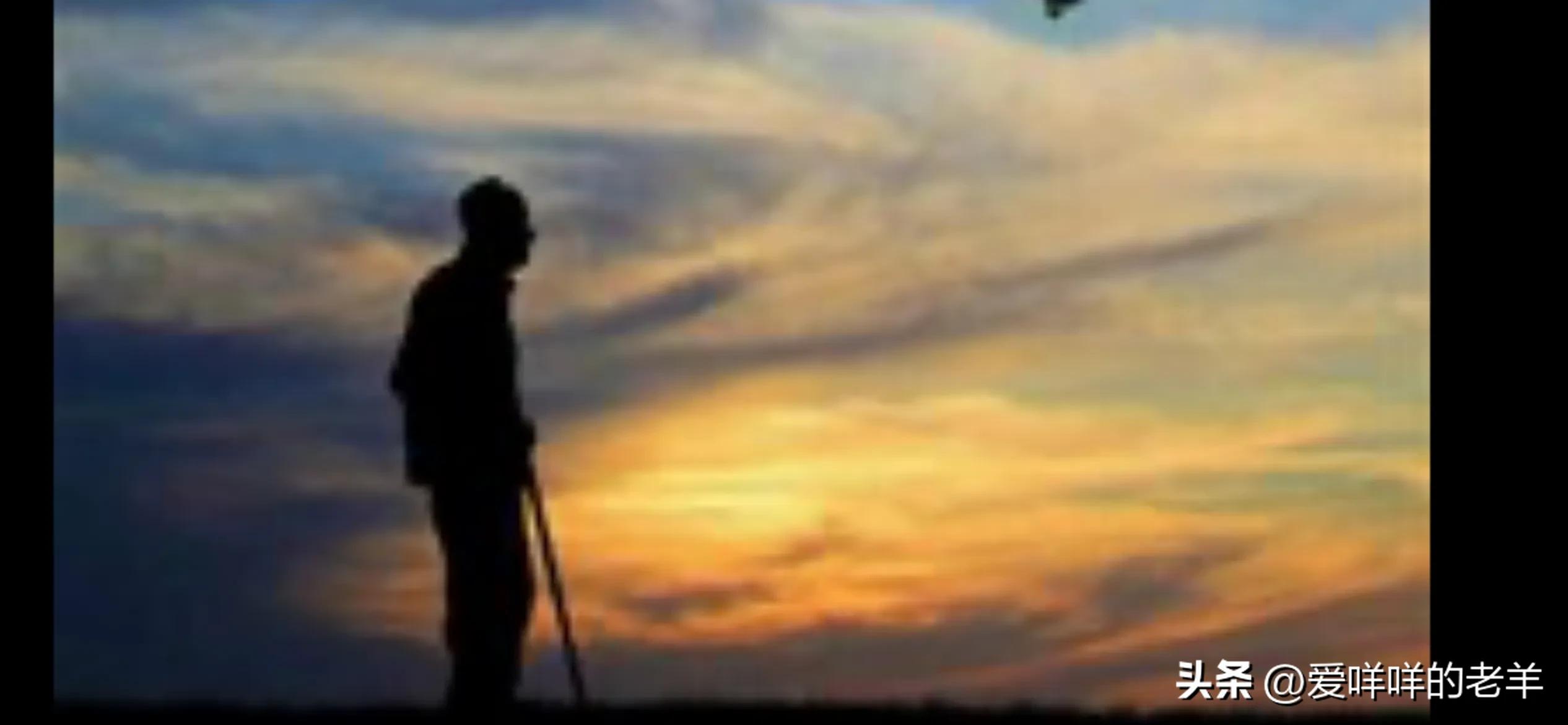 一个退休的老头，手机里保存着上千个电话号码。这是怎么回事？