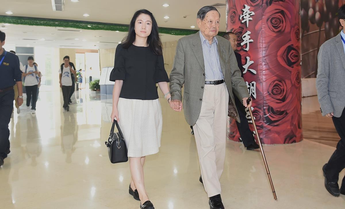 相差54岁的杨振宁和翁帆,翁帆对95岁杨振宁有多少爱情
