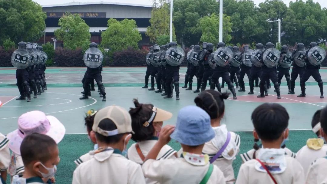 小萌娃应邀进警营警彩体验零距离,警彩少年平安校园