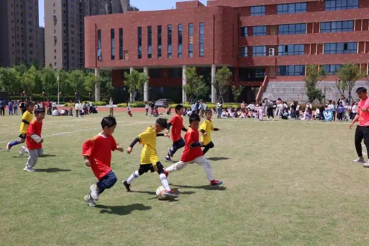 足球点燃梦想激情挥洒青春,小学校长杯足球赛的精彩瞬间