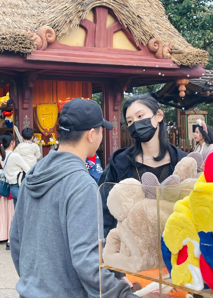 迪士尼偶遇奚梦瑶,奚梦瑶何超欣同框合影