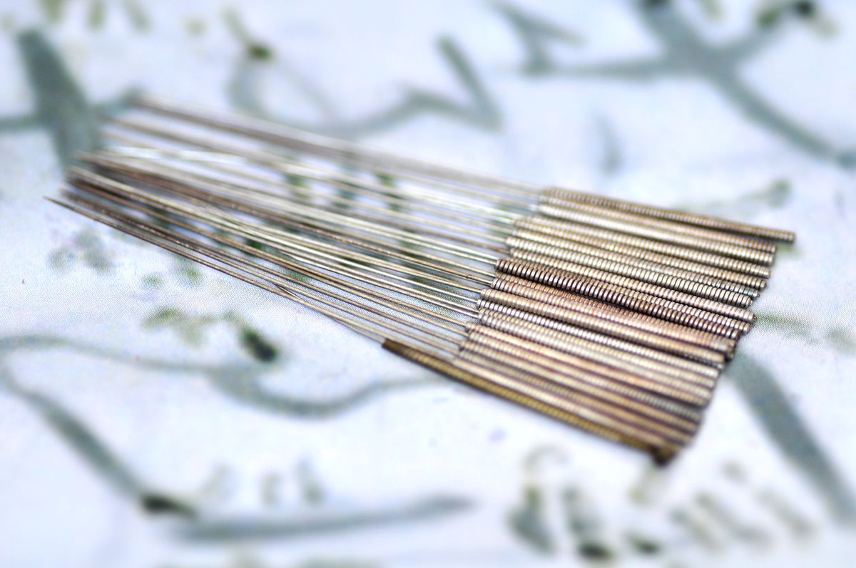 佩戴银手镯能把身体酸性消除吗,银手镯长期带着会破坏神经系统吗