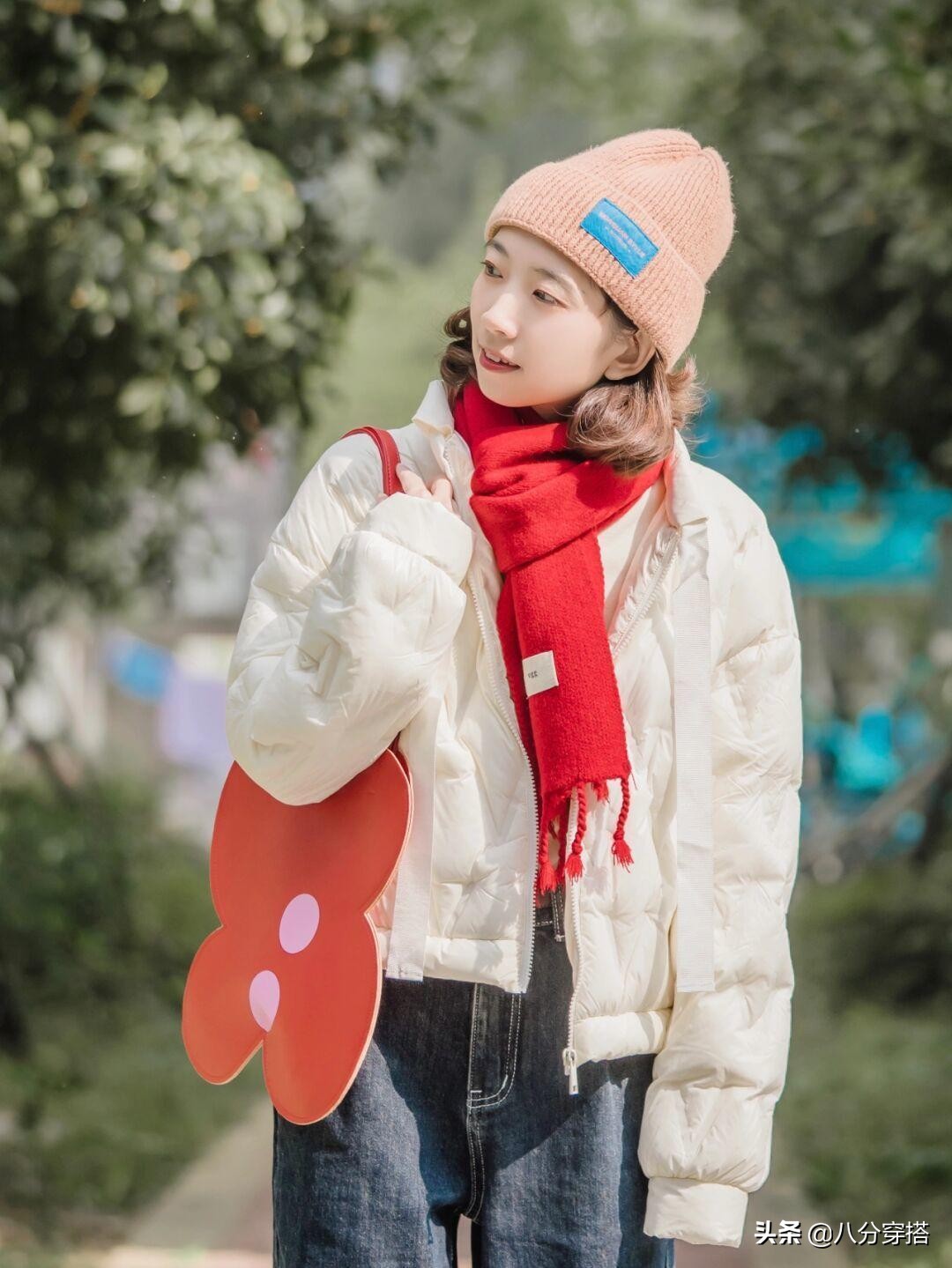 小个子短款羽绒服配什么裤子好看,小个子白色短款羽绒服