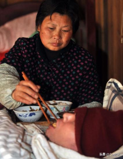 06年浙江男孩失去呼吸，父母捏球5000万次，用呼吸机为儿续命5年