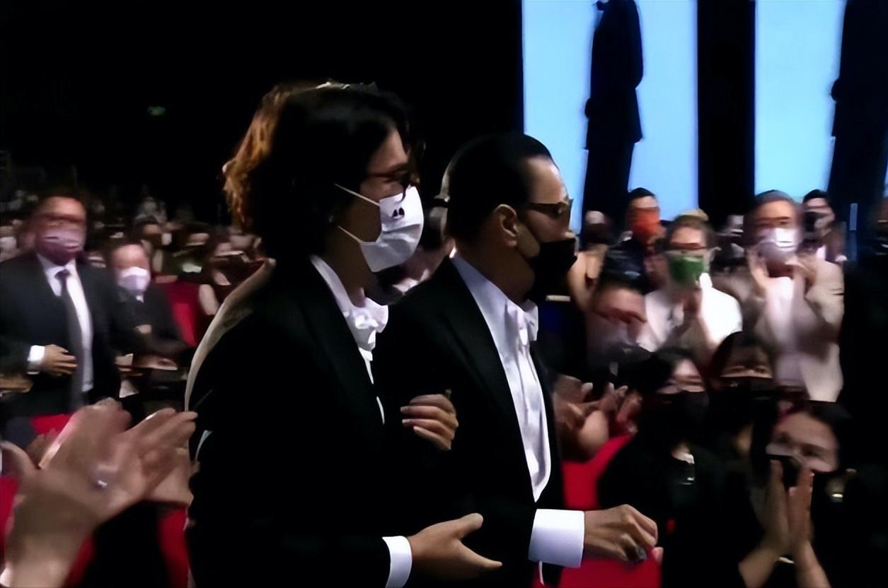 85岁谢贤首获金像影帝，被林家栋搀扶上台，3年前获得终身成就奖