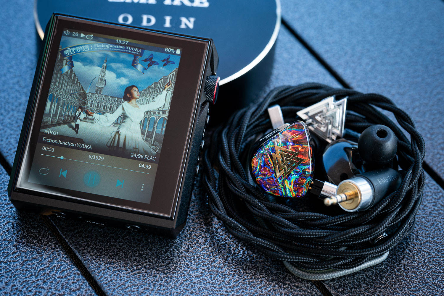 摘下面具暴露本性,摘下虚伪的面具看清自己