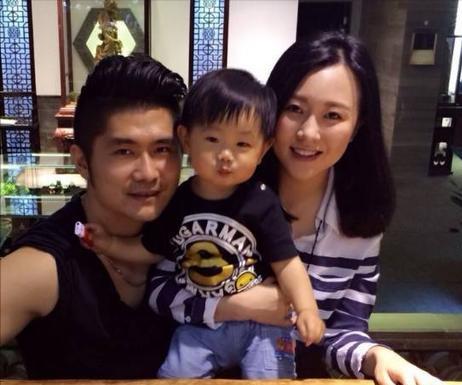 石磊潘阳结婚照,潘阳石磊一家三口照